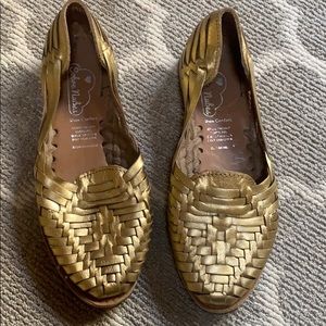 Like new woven flats